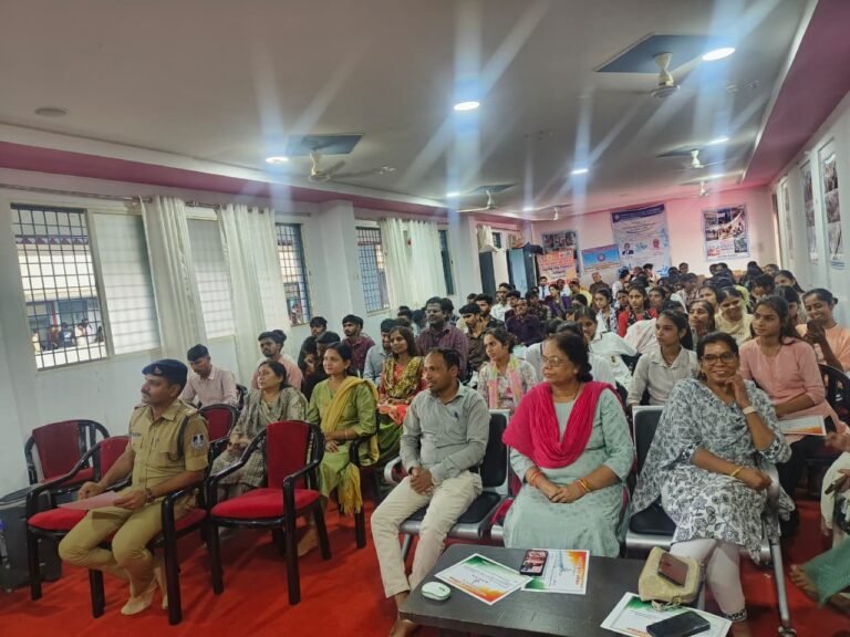 जिला रिपोर्टर सुरेश चौहान आगर मालवा मध्य प्रदेश युवाओं को कानून का पाठ पढ़ाकर सुरक्षा का प्रहरी बनाने की पहल, ‘जन सुरक्षा युवा सृजन संवाद’ का समापनपुलिस और युवाओं के बीच मजबूत होगा