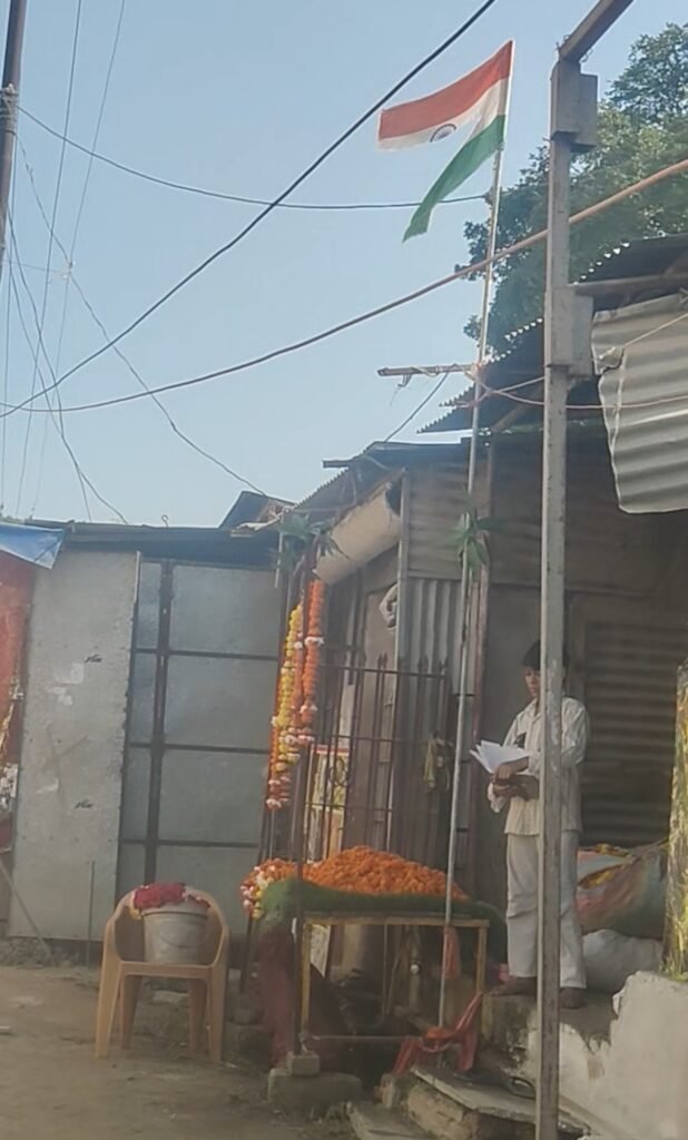 अयोध्या बहु बेगम मकबरे की संपत्ति के पास अवैध दुकान पर राष्ट्रीय ध्वज (तिरंगे) के अपमान का गंभीर मामला* - AYODHYA, उत्तर प्रदेश
