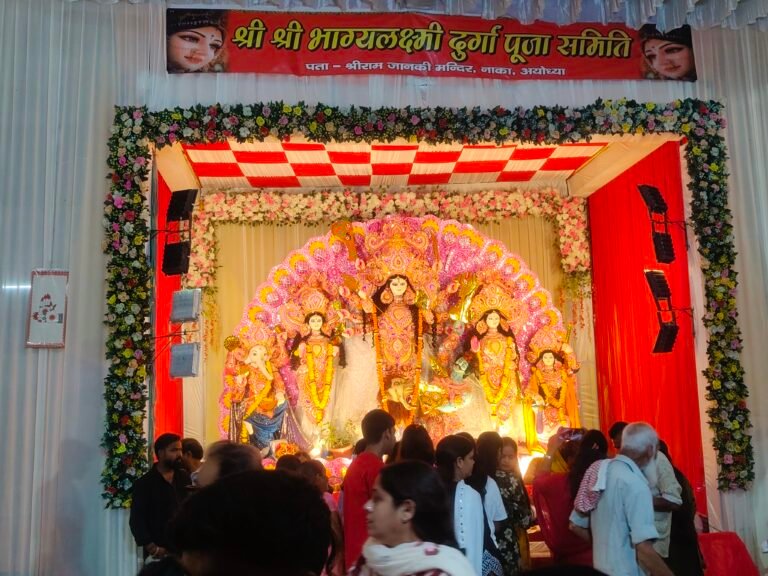 *अयोध्या में नवरात्रि के पावन अवसर पर नाका मकबरा स्थित श्री राम जानकी मंदिर के पास श्री श्री भाग्यलक्ष्मी दुर्गा पूजा समिति द्वारा सजाई गई भव्य झांकी और माता की प्रतिमा भक्तों को