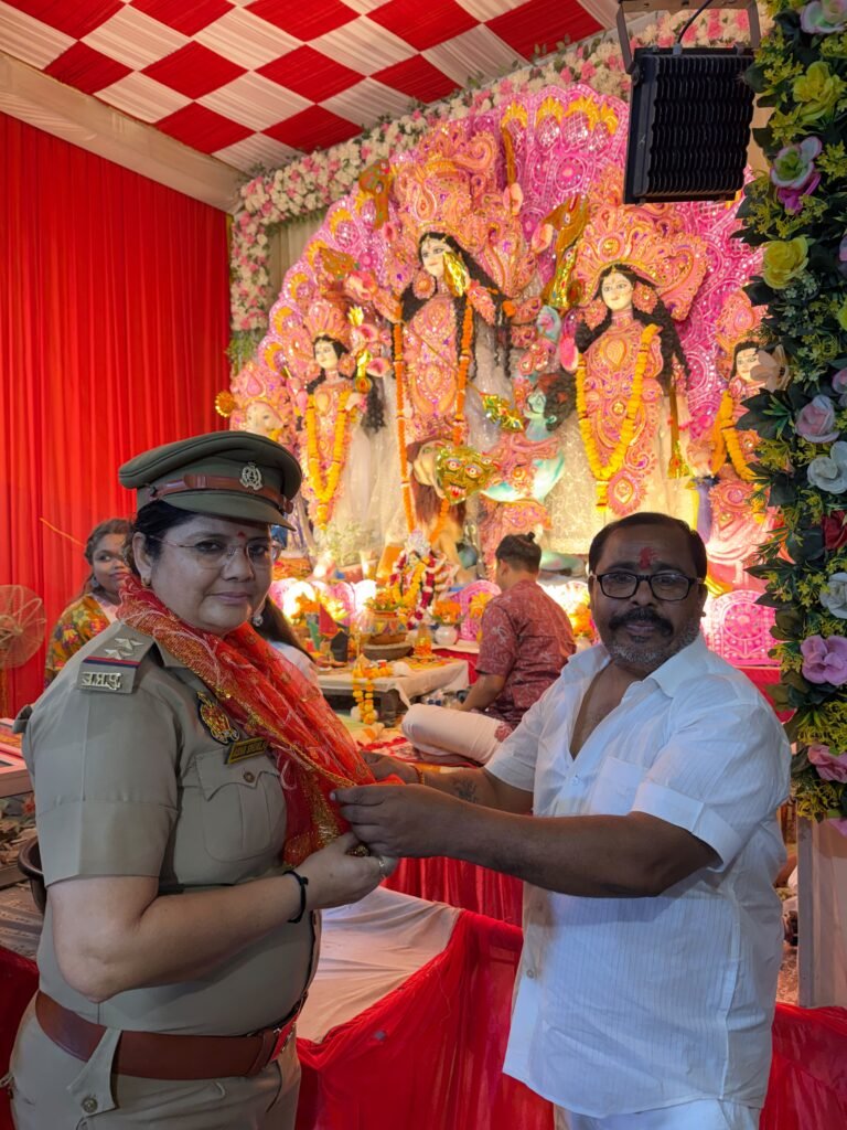 *अयोध्या में नवरात्रि की धूम दर्शन के लिए उमड़े लाखों श्रद्धालु, ड्यूटी पर तैनात पुलिसकर्मियों का हुआ सम्मान*