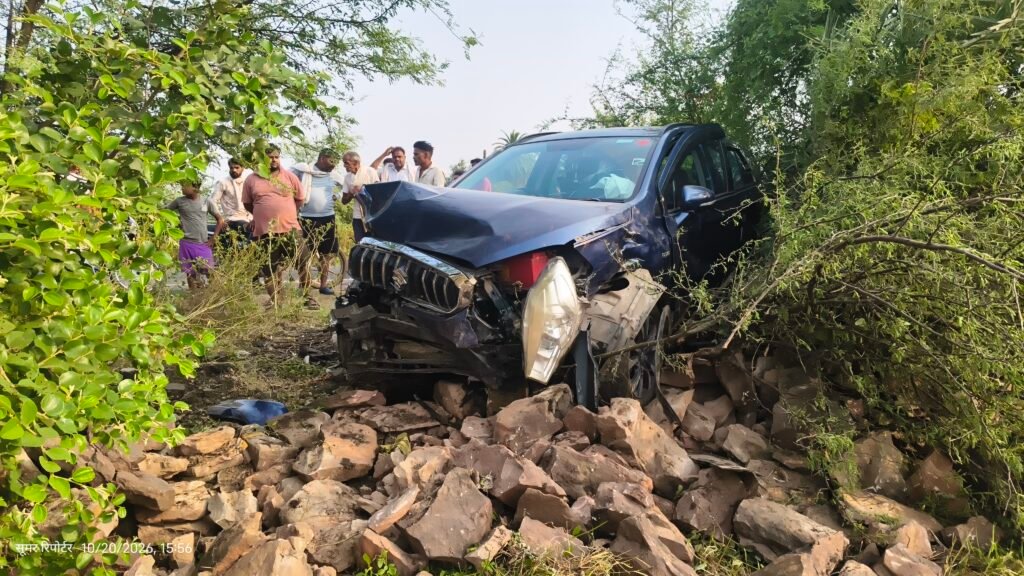 बारां-झालावाड़ मेगा हाईवे पर हादसा टला, ओवरटेक के दौरान सड़क किनारे उतरी कार 1 बारां-झालावाड़ मेगा हाईवे पर हादसा टला, ओवरटेक के दौरान सड़क किनारे उतरी कार - JHALAWAR, राजस्थान