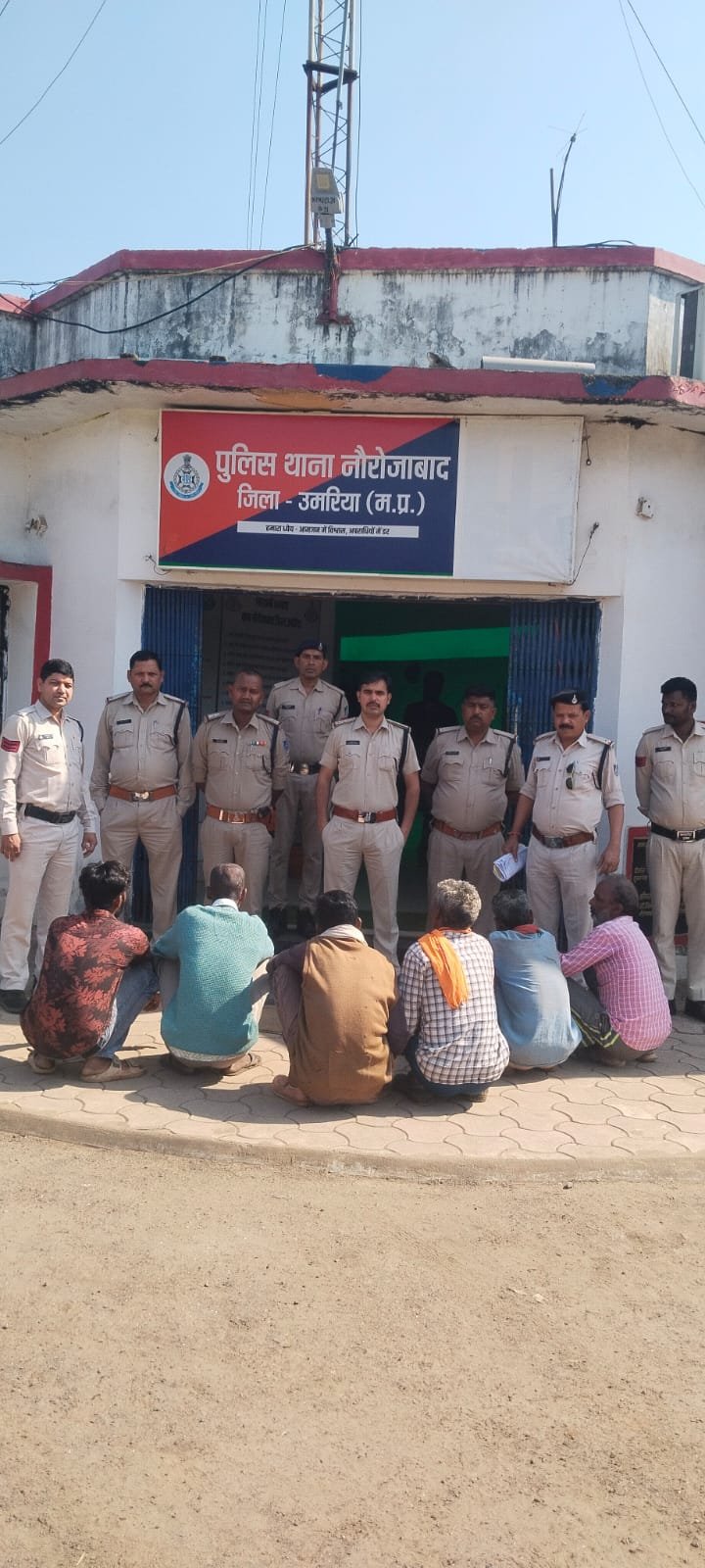 पुलिस अधीक्षक विजय भगवानी के नेतृत्व में वारंटियों की धरपकड़ तेज, नौरोजाबाद पुलिस ने 8 स्थायी वारंटियों को किया गिरफ्तार