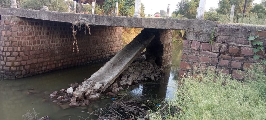मूंड़ला-हरिगढ़ मार्ग पर जान जोखिम में डालकर गुजर रहे वाहन 1 मूंड़ला-हरिगढ़ मार्ग पर जान जोखिम में डालकर गुजर रहे वाहन - JHALAWAR, राजस्थान