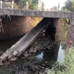 मूंड़ला-हरिगढ़ मार्ग पर जान जोखिम में डालकर गुजर रहे वाहन