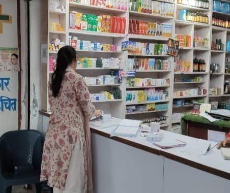 नौरोजाबाद में स्वास्थ्य विभाग की छापेमारी, जांच की भनक लगते ही दुकानें बंद कर निकले कुछ मेडिकल संचालक!