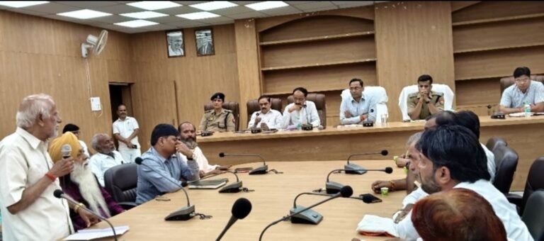 महोबा में त्योहारों को लेकर पीस कमेटी की बैठक, डीएम और एसपी ने की शांति-सौहार्द बनाए रखने की अपील