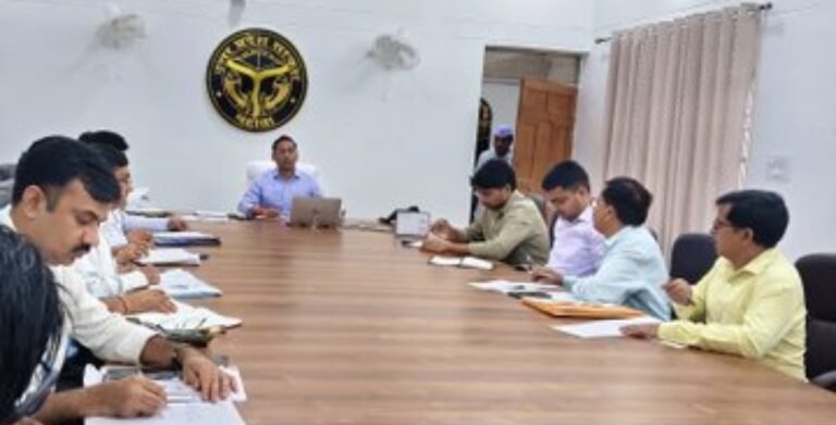 महोबा में खाद की कालाबाजारी और ओवररेटिंग पर होगी कार्रवाई, डीएम ने दिए सख्त निर्देश