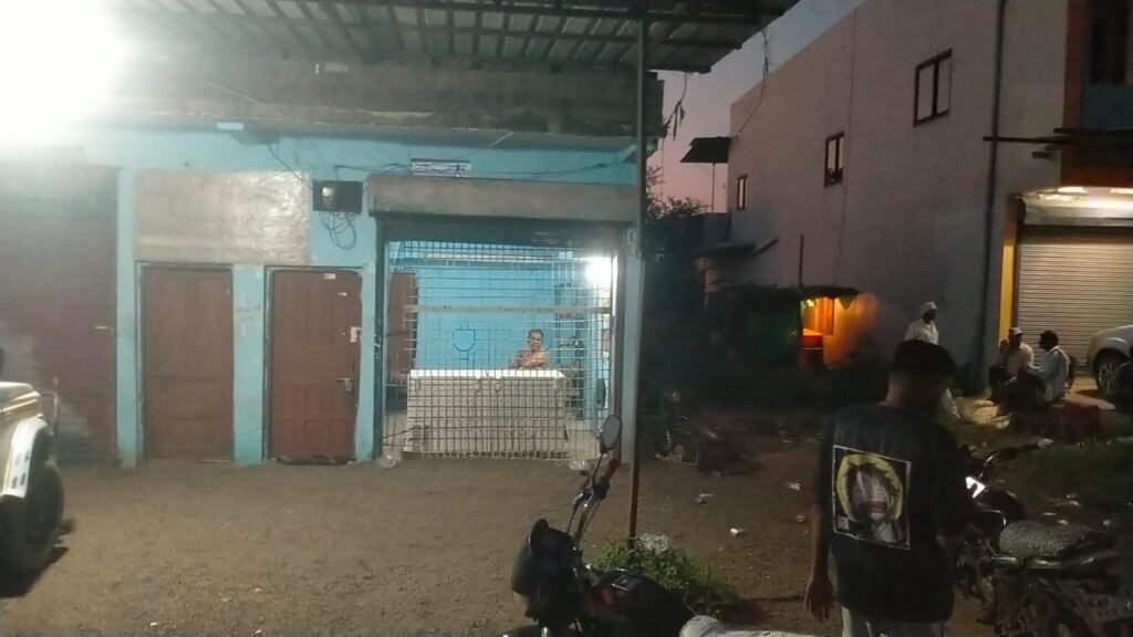 शराब ठेकेदार को दे रखी खुली छुट्टी खुलेआम परोश रहा गांव मजरों में शराब 1 शराब ठेकेदार को दे रखी खुली छुट्टी खुलेआम परोश रहा गांव मजरों में शराब - धार, मध्य प्रदेश