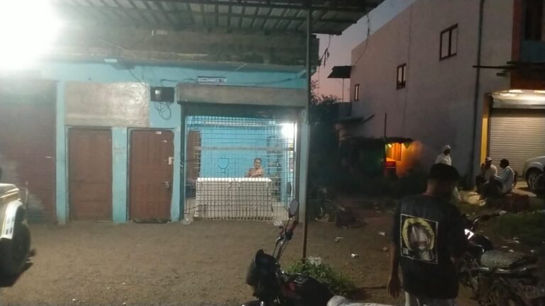 शराब ठेकेदार को दे रखी खुली छुट्टी खुलेआम परोश रहा गांव मजरों में शराब