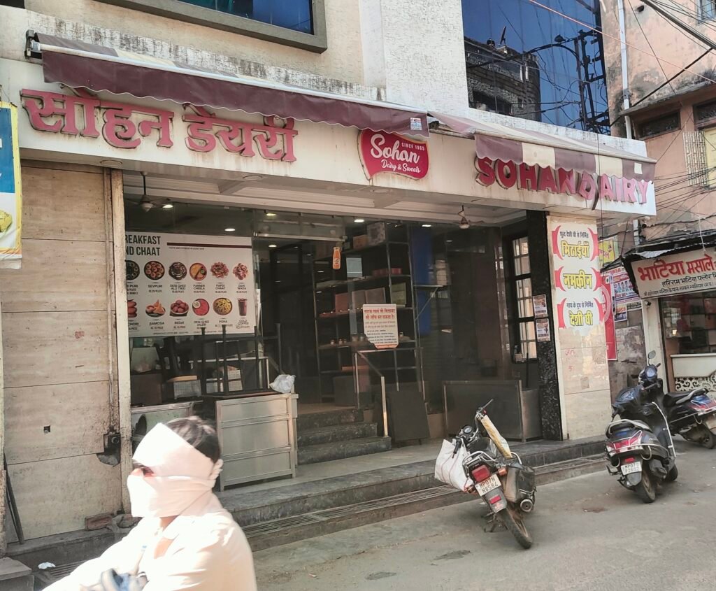 मिठाई के शोकेस में मक्खियों की मौजूदगी का आरोप, खाद्य सुरक्षा मानकों पर उठे सवाल - ग्वालियर, मध्य प्रदेश