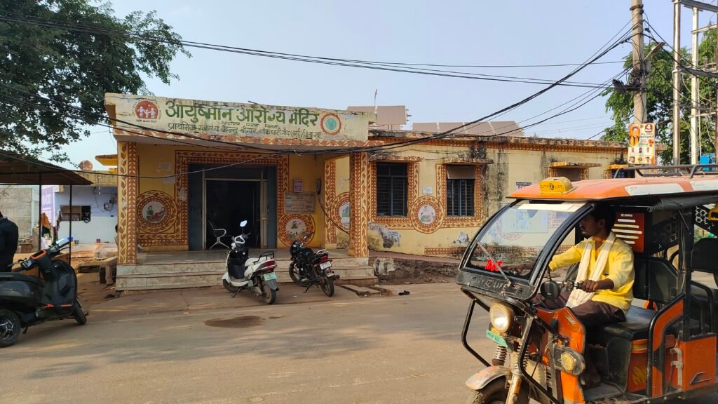 दोपहर 1:45 बजे आयुष्मान आरोग्य मंदिर प्राथमिक स्वास्थ्य केंद्र वीरपुर में नहीं मिला कोई डॉक्टर, नर्स या फार्मासिस्ट! स्वास्थ्य सेवाओं पर उठे गंभीर सवाल 1 दोपहर 1:45 बजे आयुष्मान आरोग्य मंदिर प्राथमिक स्वास्थ्य केंद्र वीरपुर में नहीं मिला कोई डॉक्टर, नर्स या फार्मासिस्ट! स्वास्थ्य सेवाओं पर उठे गंभीर सवाल - ग्वालियर, मध्य प्रदेश