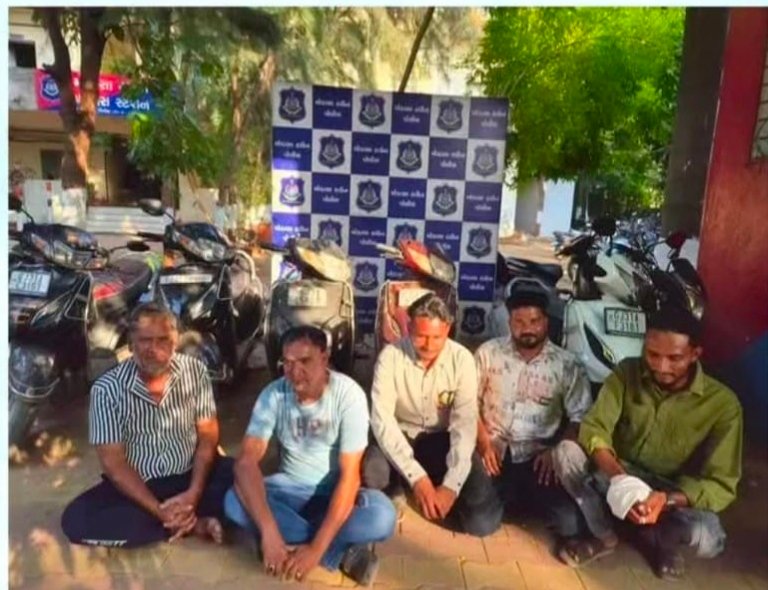 જુગારધારા હેઠળ દાખલ થયેલ ફરીયાદના આરોપીઓને પકડી પાડતી મોડાસા ટાઉન પોલીસ ટીમ.