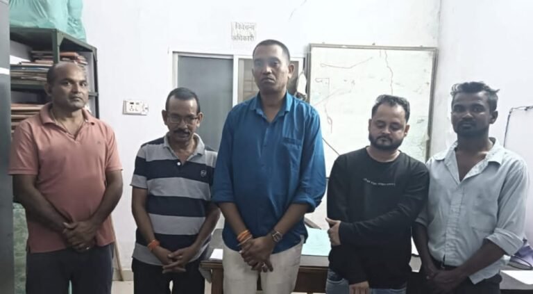 जुआरियों पर नगरी पुलिस की कार्रवाई,जिसमें सचिव भी शामिल