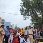 जर्जर सड़क और धूल के गुबार से परेशान जनता, यूथ कांग्रेस-NSUI ने सिहावा रोड पर किया चक्काजाम