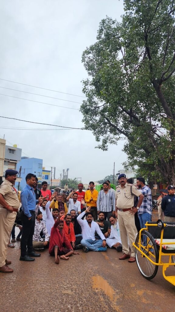 जर्जर सड़क और धूल के गुबार से परेशान जनता, यूथ कांग्रेस-NSUI ने सिहावा रोड पर किया चक्काजाम - धमतरी, छत्तीसगढ़