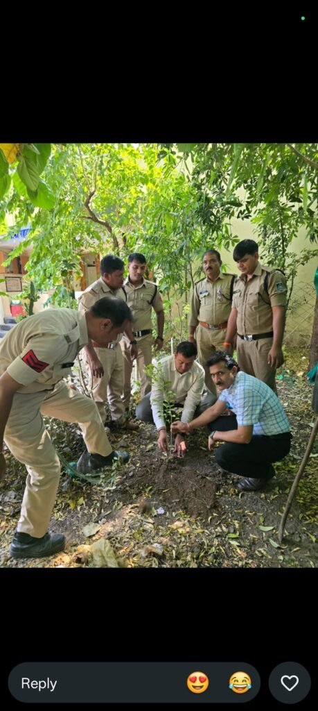 थाना परिसर में पौधारोपण कर दिया पर्यावरण संरक्षण का संदेश 1 थाना परिसर में पौधारोपण कर दिया पर्यावरण संरक्षण का संदेश - हरदा, मध्य प्रदेश