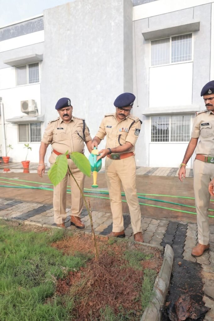 गांधी जयंती पर पुलिस अधीक्षक कार्यालय में श्रमदान स्वच्छता पर्यावरण संरक्षण का संदेश 1 गांधी जयंती पर पुलिस अधीक्षक कार्यालय में श्रमदान स्वच्छता पर्यावरण संरक्षण का संदेश - आगर-मालवा, मध्य प्रदेश