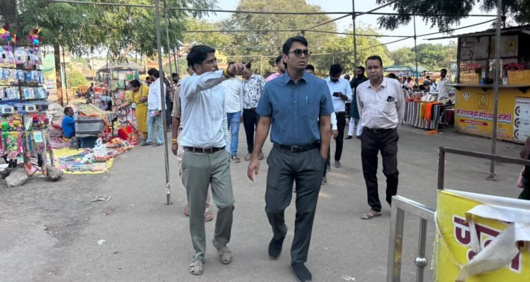 नवरात्रि तैयारी का किया अवलोकन दिए आवश्यक निर्देश कलेक्टर मीणा ने किया मां बगलामुखी के दर्शन