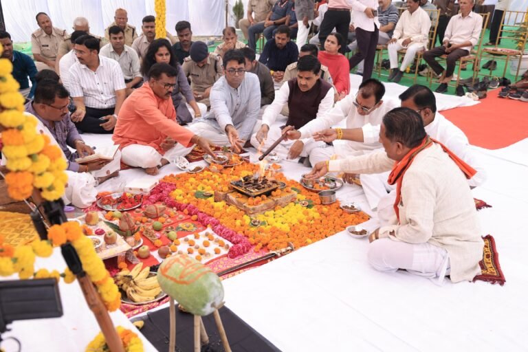 दशहरा पर्व पर मंत्री पवार ने अगर में विधि विधान एवं वैदिक मंत्र 4 के साथ किया शस्त्र पूजन