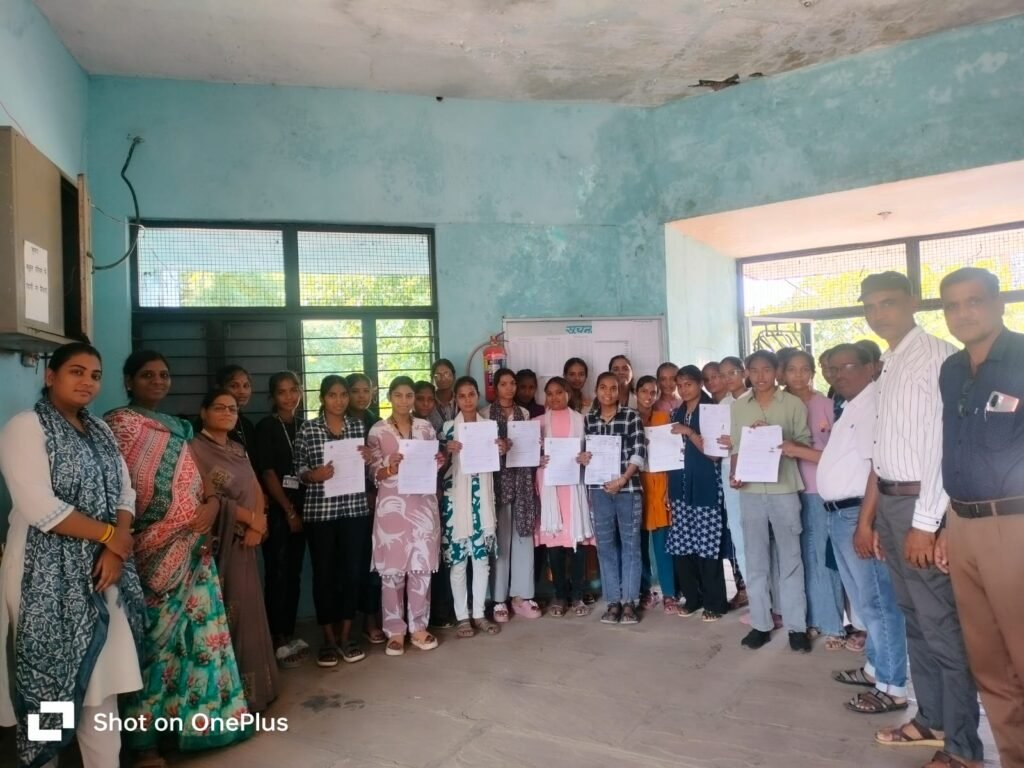 मतदाता सूची में नाम जोड़ने के लिए विशेष शिविरों का घर-घर सर्वे के माध्यम से पत्र नागरिक को किया जा रहा है 1 मतदाता सूची में नाम जोड़ने के लिए विशेष शिविरों का घर-घर सर्वे के माध्यम से पत्र नागरिक को किया जा रहा है - आगर-मालवा, मध्य प्रदेश