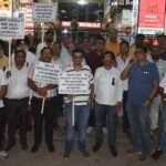 बैंक मोड़ में UPI चार्ज के प्रस्ताव के खिलाफ व्यापारियों का प्रदर्शन, काला बिल्ला लगाकर निकाली विरोध रैली