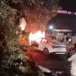धनबाद : कतरास के माँ लिलौरी स्थान स्थित रेलवे फाटक के हाइट गेट से टकराई कार में लगी भीषण आग