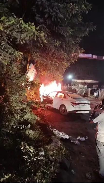 धनबाद : कतरास के माँ लिलौरी स्थान स्थित रेलवे फाटक के हाइट गेट से टकराई कार में लगी भीषण आग