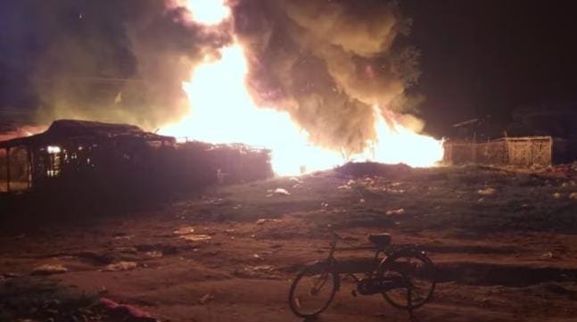 धनबाद के बरवा अड्डा में देर रात को आग का तांडव,मची अफरा-तफरी, दुकानदार हुए कंगाल
