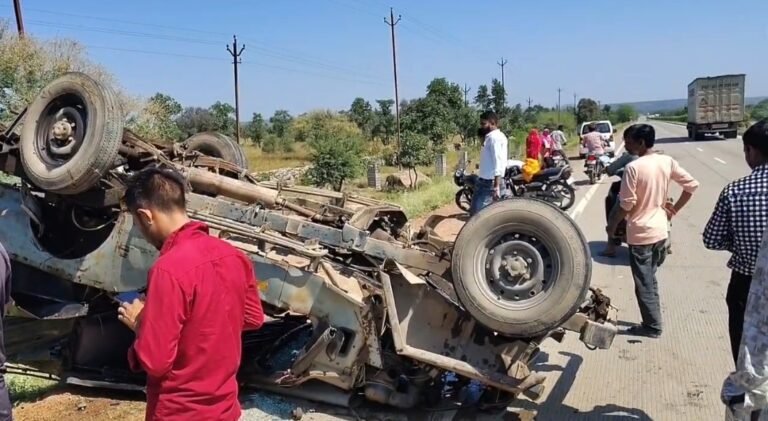 बेगूं में NH-27 पर भीषण सड़क हादसा, कमांडर जीप में सवार 7 लोग घायल
