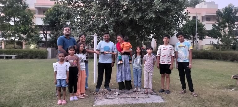 ईमानदारी की मिसाल: रातभर पार्क की बेंच पर पड़ा रहा मोबाइल, बच्चो ने मालिक को लोटाया