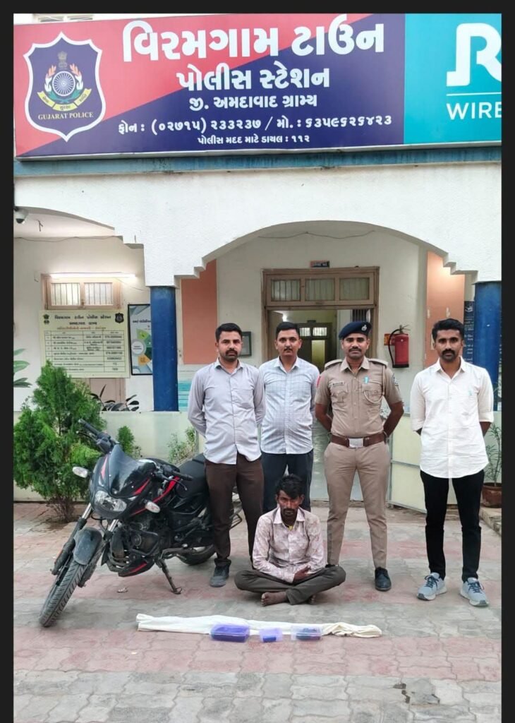 નાની કુમાદ ગામની સીમમાં આવેલ નર્મદા કેનાલની બાજુમાં હનુમાનજી મંદિર પાસેથી હાથ બનાવટની બંધુક સાથે એક આરોપીને ઝડપી પાડતી વિરમગામ ટાઉન પોલીસ - AHMEDABAD, गुजरात