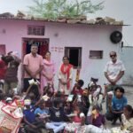 सेवा ही समर्पण: स्मार्ट किड्स ग्रुप ने जरूरतमंद बच्चों को कराया भोजन, बांटे नए खिलौने