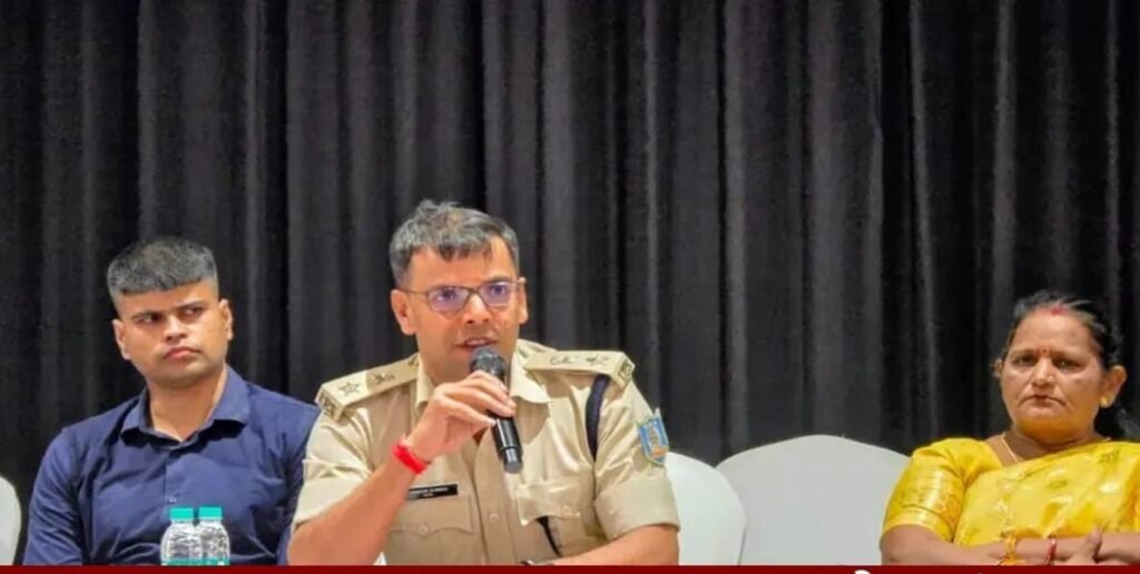 धनबाद में दुर्गा पूजा को लेकर सख्त गाइडलाइन जारी, DJ पर पूर्ण प्रतिबंध व्हाट्सएप ग्रुप एडमिन के लिए भी निर्देश, अफवाह फैलाने वालों पर रहेगी पैनी नजर 1 धनबाद में दुर्गा पूजा को लेकर सख्त गाइडलाइन जारी, DJ पर पूर्ण प्रतिबंध व्हाट्सएप ग्रुप एडमिन के लिए भी निर्देश, अफवाह फैलाने वालों पर रहेगी पैनी नजर - धनबाद, झारखंड