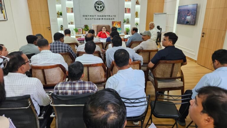 डीएम की अध्यक्षता में जनपद के आकांक्षात्मक विकास खण्डों में विभिन्न विभागों के माध्यम से संचालित योजनाओ के संचालन की अद्यतन बैठक आयोजित