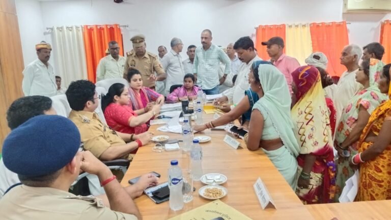 डीएम की अध्यक्षता में मेहदावल तहसील में सम्पूर्ण समाधान दिवस का हुआ आयोजन