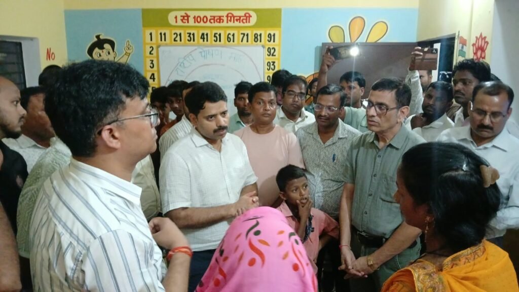 रिपोर्टर-अनिरुद्ध अग्रहरि/ विशेष सचिव स्वास्थ्य एवं परिवार कल्याण विभाग रवि रंजन ने विकासखंड बघौली का भ्रमण कर नीति आयोग द्वारा निर्धारित पचास पैरामीटर्स पर कार्यों की समीक्षा - SANT KABIR NAGAR, उत्तर प्रदेश