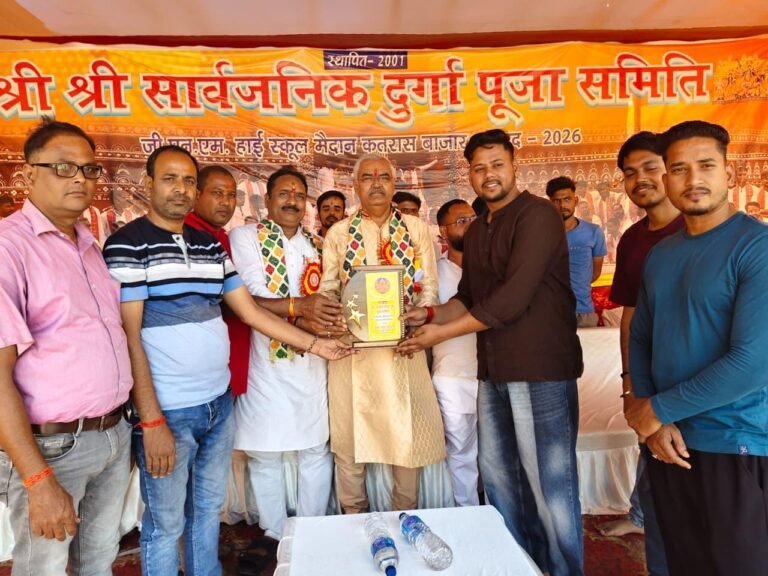 *समाजसेवी विजय झा, गौतम मंडल पहुंचे जीएनएम हाई स्कूल मैदान, मां दुर्गा के किए दर्शन, कमेटी ने किया भव्य नागरिक अभिनंदन* *कतरास* : शारदीय नवरात्रि के पावन अवसर पर कतरास स्थित जीए