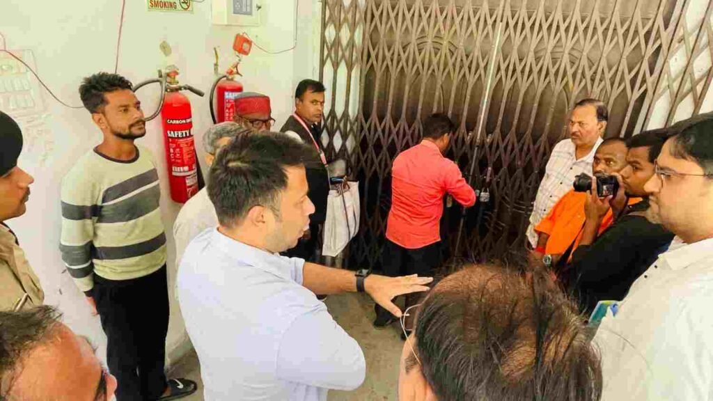 पटना हाईकोर्ट के निर्देश पर खुला रामगढ़ विधानसभा का स्ट्रॉन्ग रूम 1 पटना हाईकोर्ट के निर्देश पर खुला रामगढ़ विधानसभा का स्ट्रॉन्ग रूम - कैमूर ( भभुआ ), बिहार