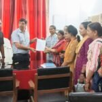 कांठ में मांगों को ले संविदा एएनएमों ने चिकित्सा अधिकारी को सौंपा ज्ञापन