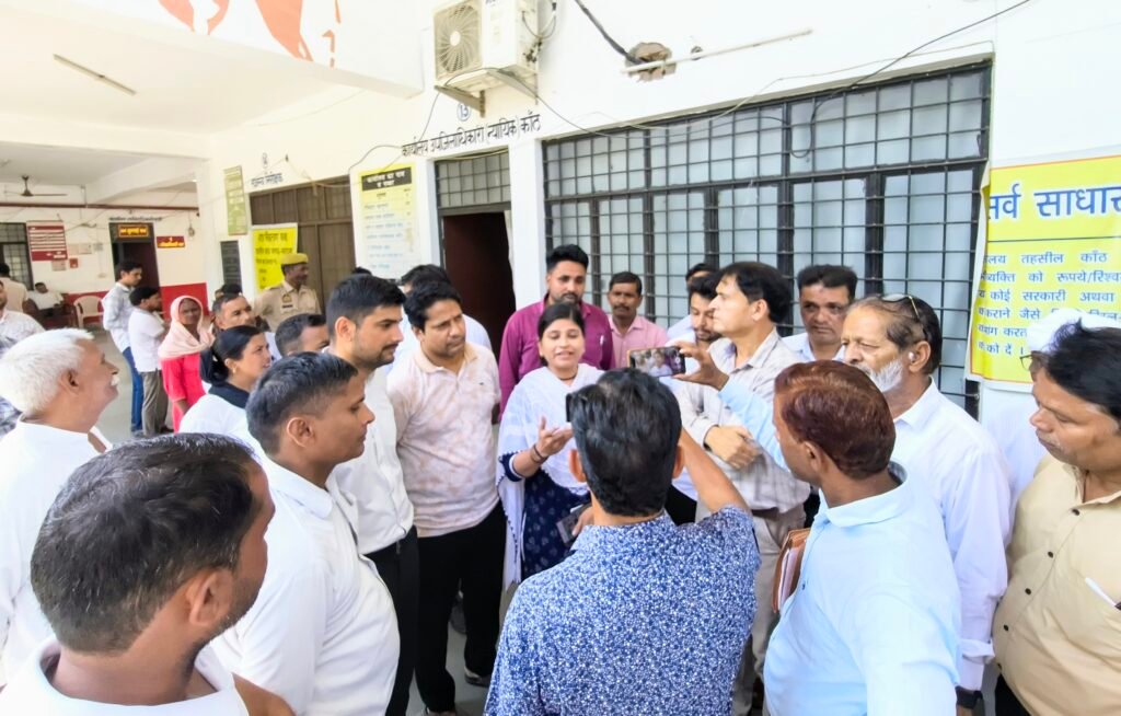 कांठ में अधिवक्ताओं ने उपजिलाधिकारी न्यायिक कोर्ट का किया सांकेतिक बहिष्कार 1 कांठ में अधिवक्ताओं ने उपजिलाधिकारी न्यायिक कोर्ट का किया सांकेतिक बहिष्कार - MORADABAD, उत्तर प्रदेश