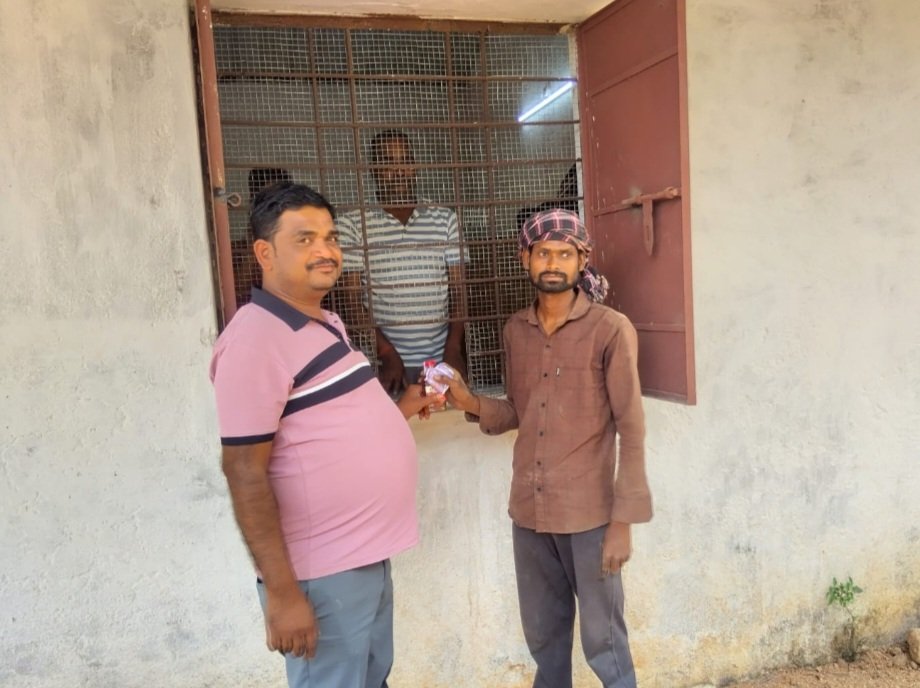 शराब दुकान खुलते ही, पहले दिन लगी लंबी कतार 1 शराब दुकान खुलते ही, पहले दिन लगी लंबी कतार - गौरेला-पेंड्रा-मरवाही, छत्तीसगढ़