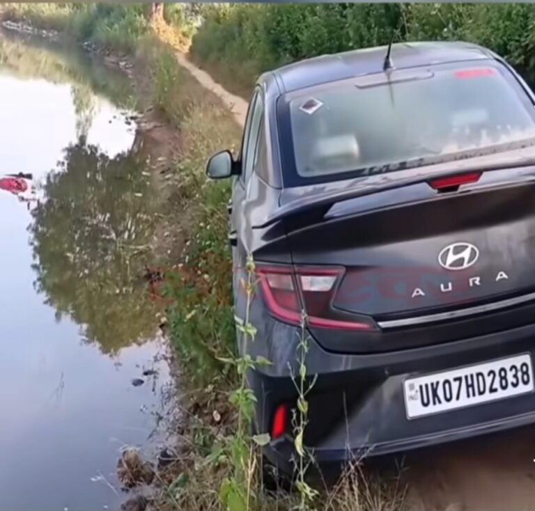 Google map ने पहुँचाया तालाब के मेड़ तक बाल बाल बचें कार सवार