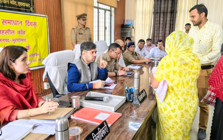 कांठ तहसील में डीएम व एसएसपी ने सुनी फरियादियों की समस्याएं