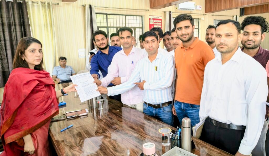 कांठ मांगों के संबंध में लेखपालों ने उपजिलाधिकारी को सौंपा ज्ञापन, 17 से कार्य बहिष्कार की चेतावनी - MORADABAD, उत्तर प्रदेश