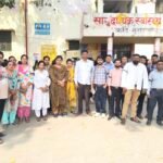 कांठ सीएचसी में संविदा स्वास्थ्य कर्मियों ने काली पट्टी बांधकर जताया विरोध