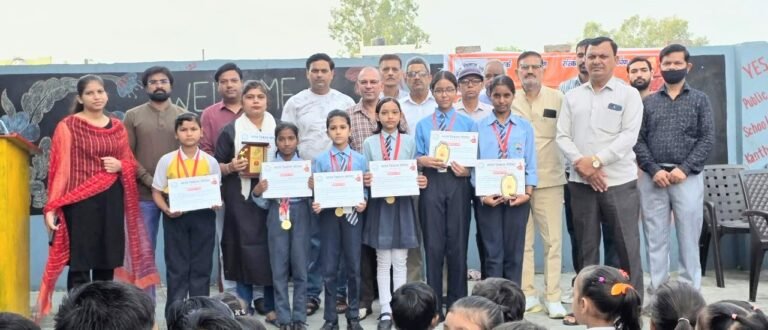 कांठ: गुरु वंदन-छात्र अभिनंदन कार्यक्रम में मेधावी बच्चे -सर्वश्रेष्ठ शिक्षिका सम्मानित