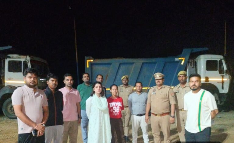 प्रशासन की बड़ी कार्रवाई: कांठ में रॉयल्टी खत्म होने के बाद मिट्टी ढो रहे 10 डंपर पकड़े