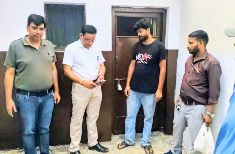 कांठ में अवैध अस्पतालों और क्लीनिकों पर स्वास्थ्य विभाग का शिकंजा, छह सील किए