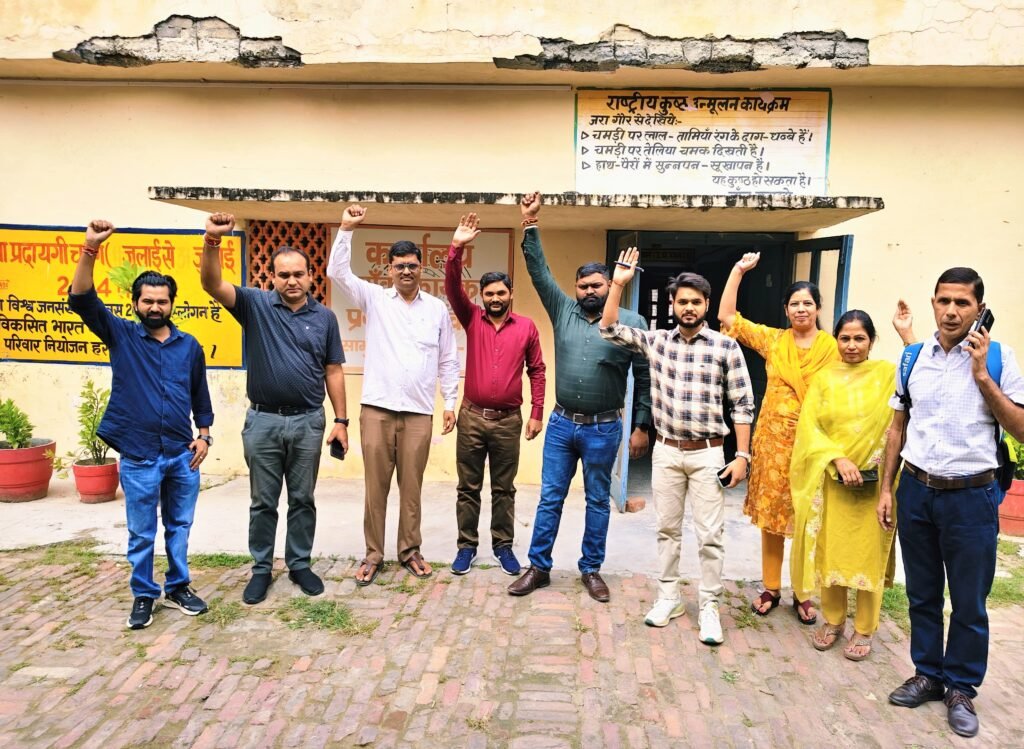 कांठ: संविदा स्वास्थ्य कर्मियों ने किया कार्य बहिष्कार, स्वास्थ्य सेवाएं प्रभावित - MORADABAD, उत्तर प्रदेश