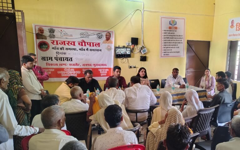 कांठ: उपजिलाधिकारी ने ग्राम राजस्व चौपाल में सुनी ग्रामीणों की समस्याएं, कई का कराया निस्तारण